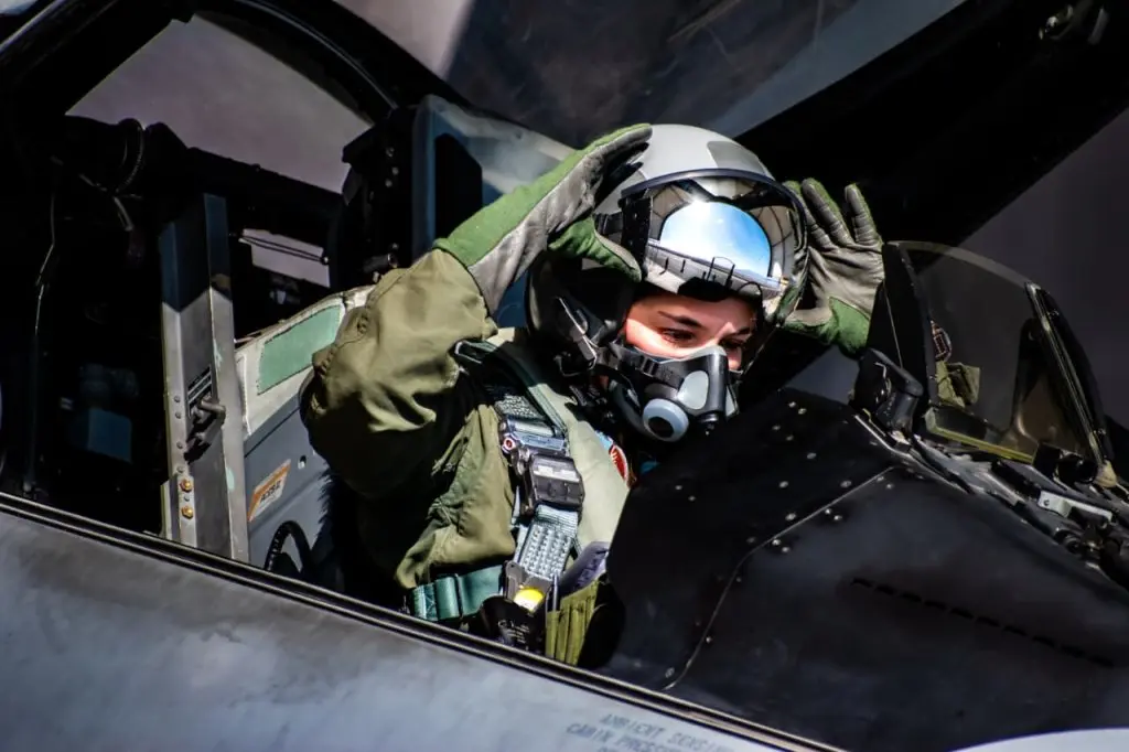 Primera mujer piloto de caza del avión F-16: un hito para la aviación chilena