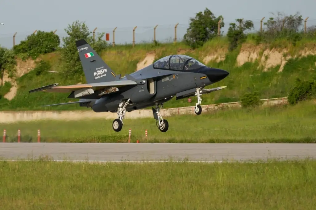 Leonardo y Baykar muestran al M-346FA controlando al dron Kizilelma en vuelo