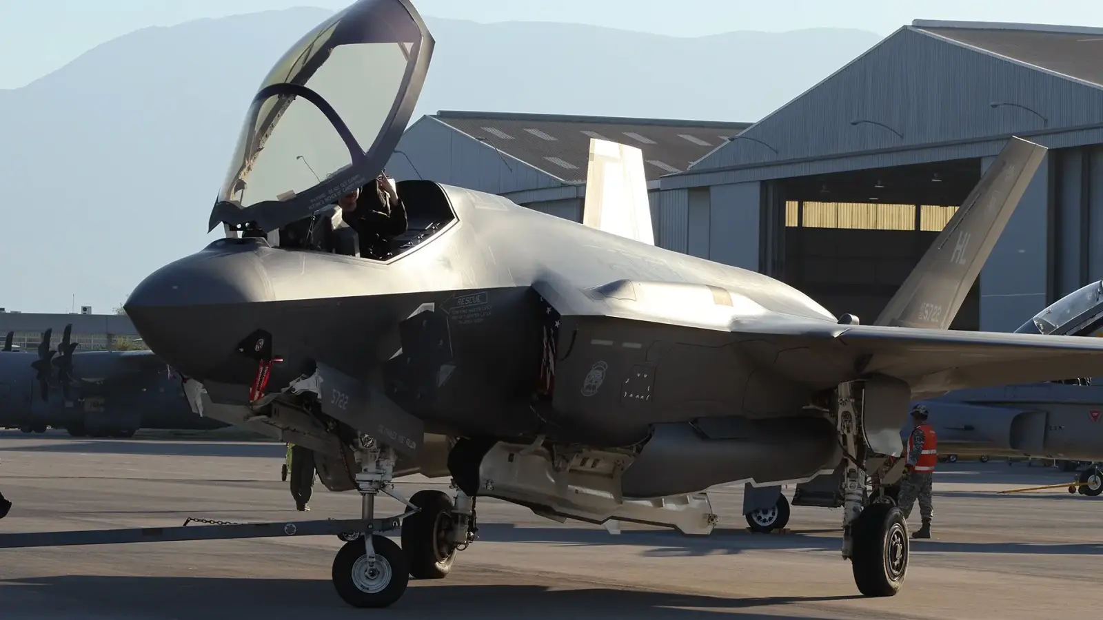 FIDAE 2026 reunió al F-35, F-5 y F-16 en una intensa jornada aérea