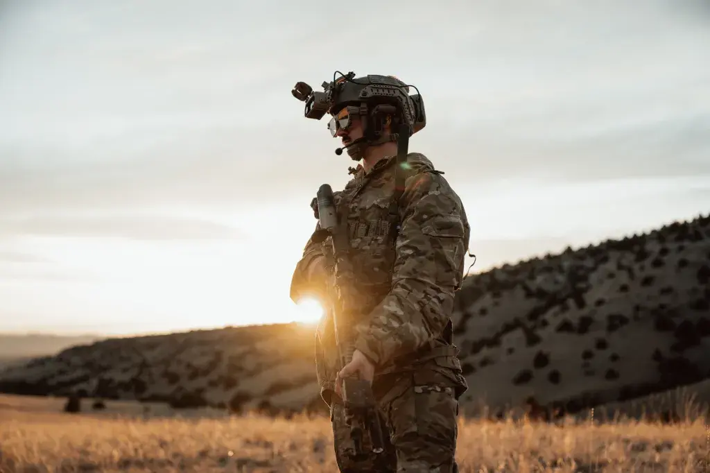 Una startup quiere que los soldados estadounidenses controlen agentes de IA a través de sus gafas inteligentes.