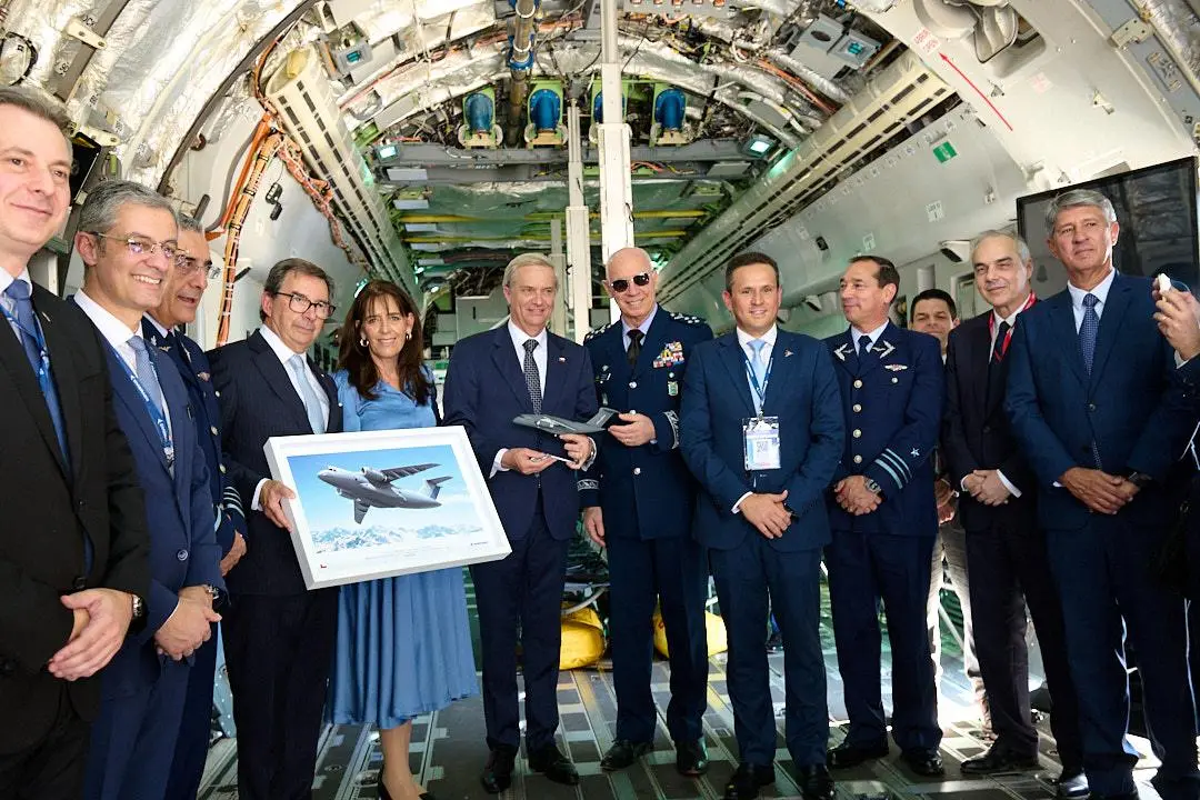 El presidente José Antonio Kast, visitó la aeronave multimisión KC‑390 Millennium