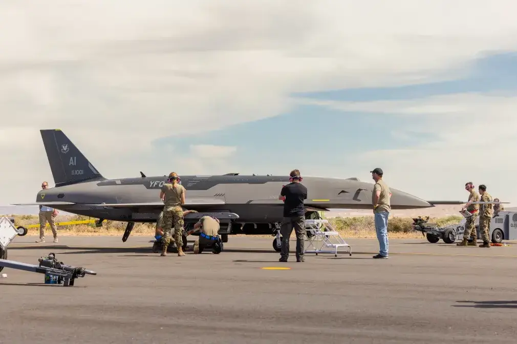 Un piloto de F-22 de la Fuerza Aérea de EE. UU. controla un dron FQ-44 en vuelo.