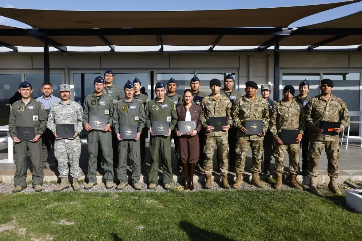 TRIPULACIONES DE BLACK HAWK Y HÉRCULES DE LA FACH RECIBEN HOMENAJE DE SIKORSKY Y LOCKHEED MARTIN