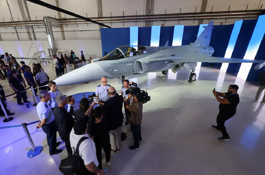 Brasil presentó su primer avión de combate supersónico fabricado en el país