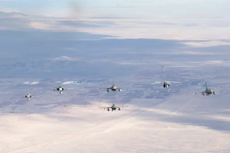 Los F-16 del 49.º Ala se integran con las naciones aliadas durante el ejercicio Salitre 2026.
