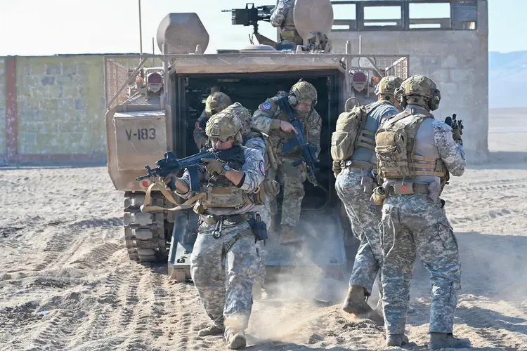 Polvo, calibre .50, trabajo en equipo: la Guardia Nacional Aérea de Texas y las fuerzas de seguridad chilenas entrenan juntas durante Salitre 2026.